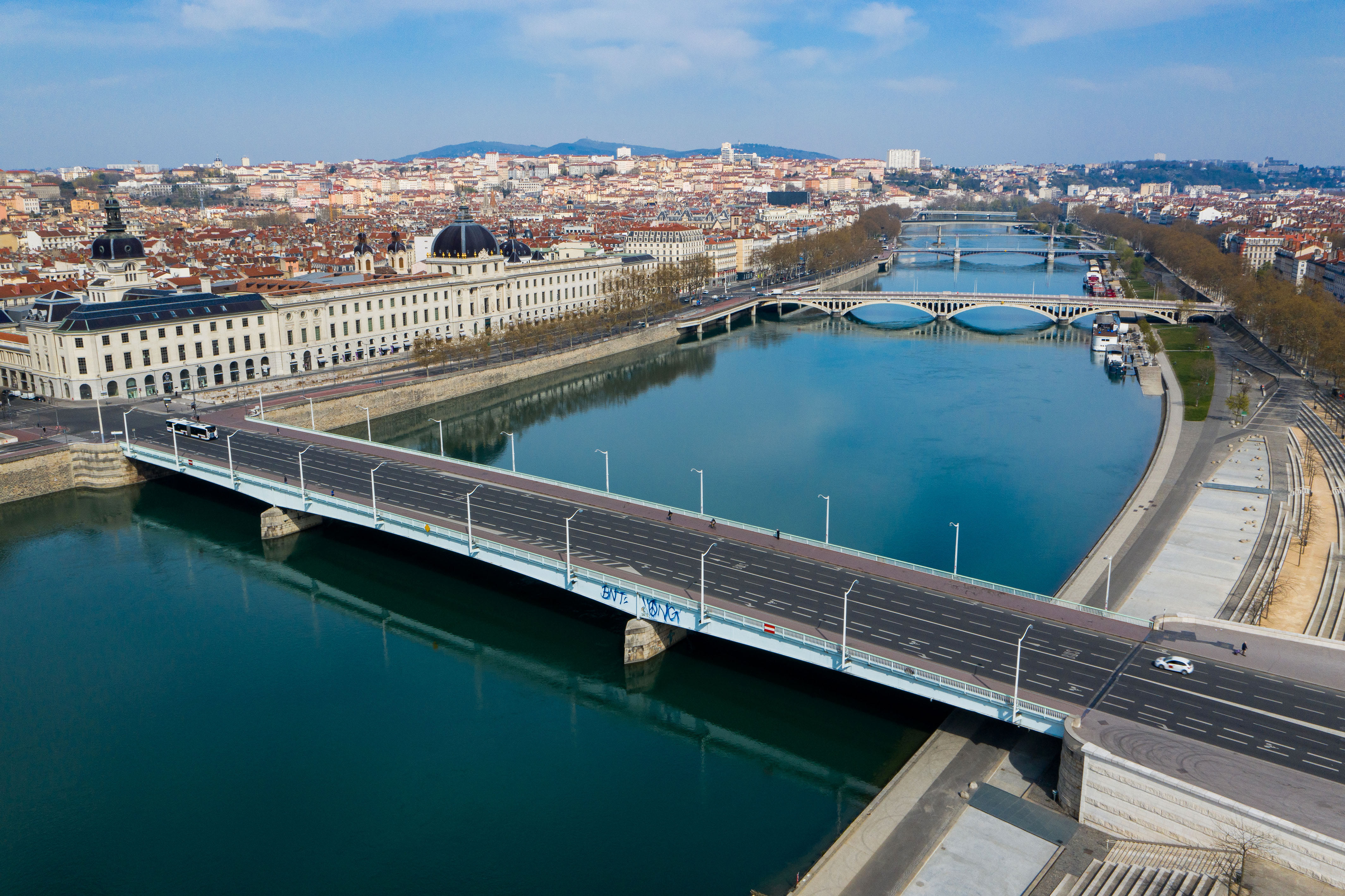 Photo des ponts de Lyon déserts