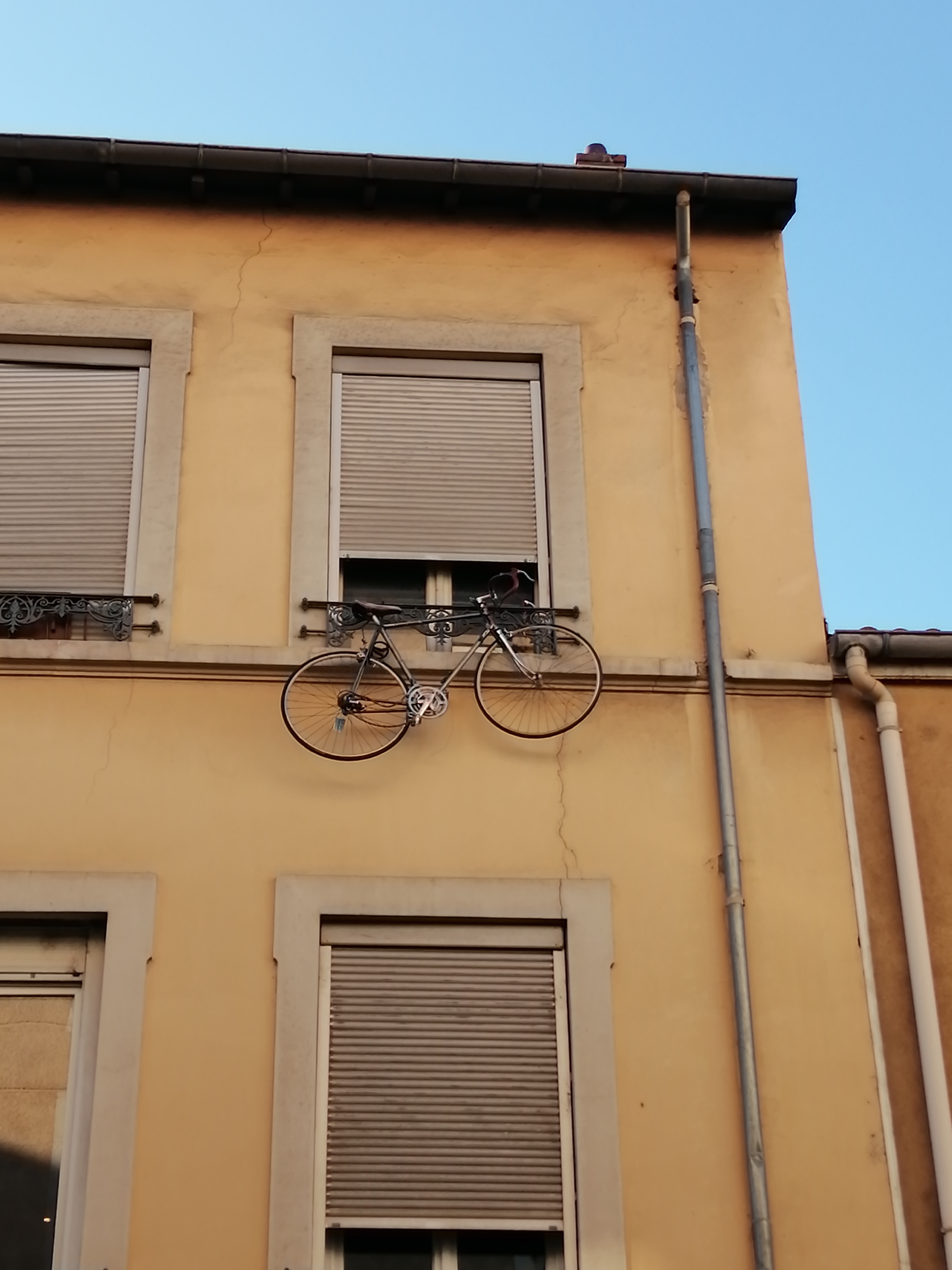 Photo d'un vélo suspendu à une fenêtre